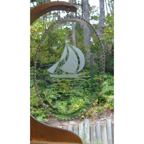 VTG Oval Etched GLASS SUNCATCHER + OAK WOOD STAND Sailboat Ocean Bird Chain Edge - Picture 2 of 5
